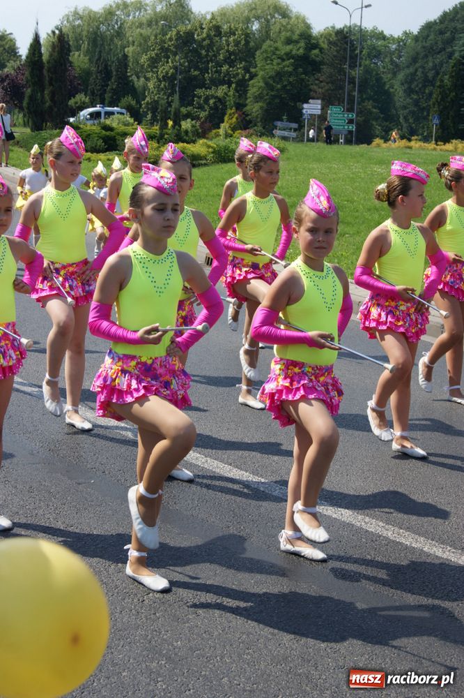 Zdjęcie w galerii na portalu naszraciborz.pl: Barwny korowód na ulicach Raciborza wiadomości z regionu