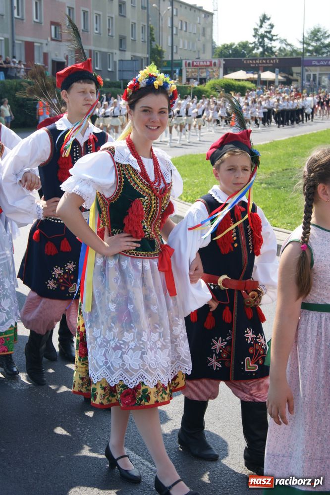 Zdjęcie w galerii na portalu naszraciborz.pl: Barwny korowód na ulicach Raciborza wiadomości z regionu