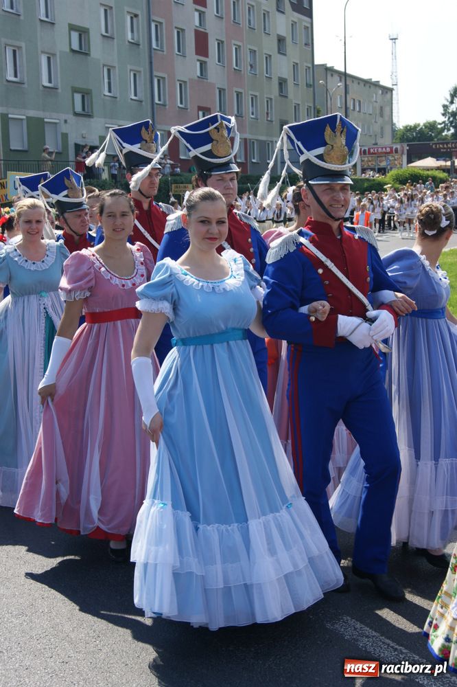 Zdjęcie w galerii na portalu naszraciborz.pl: Barwny korowód na ulicach Raciborza wiadomości z regionu