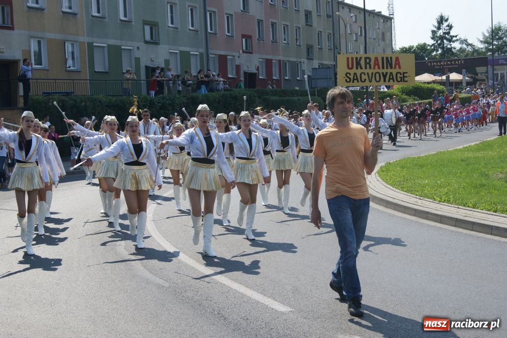 Zdjęcie w galerii na portalu naszraciborz.pl: Barwny korowód na ulicach Raciborza wiadomości z regionu
