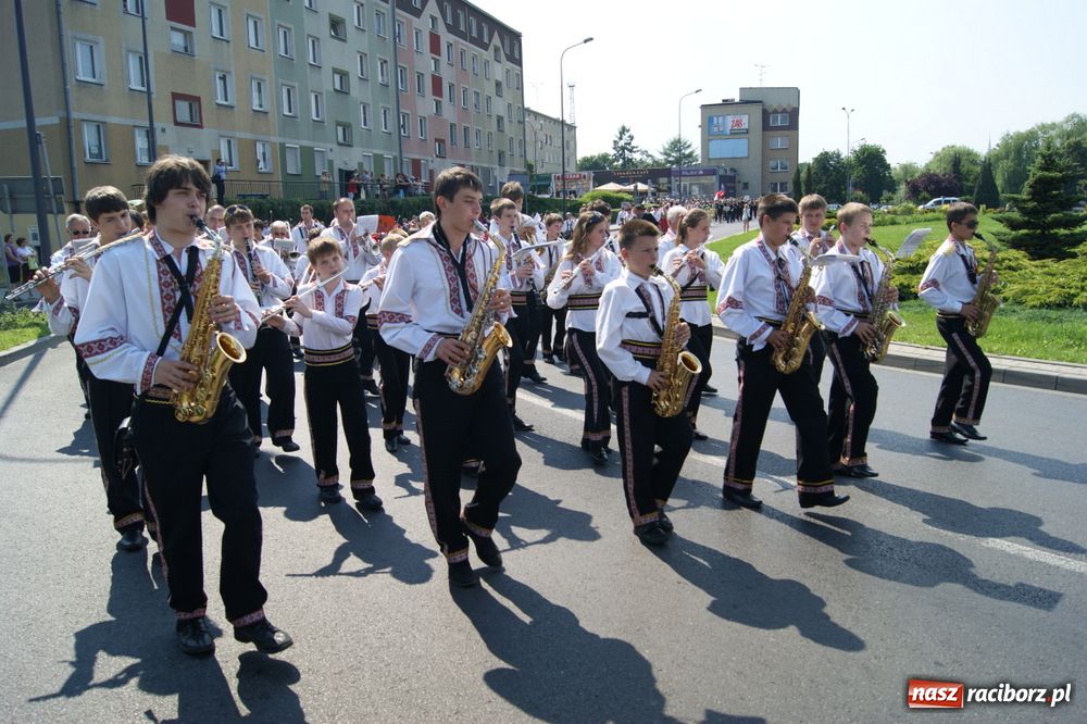 Zdjęcie w galerii na portalu naszraciborz.pl: Barwny korowód na ulicach Raciborza wiadomości z regionu