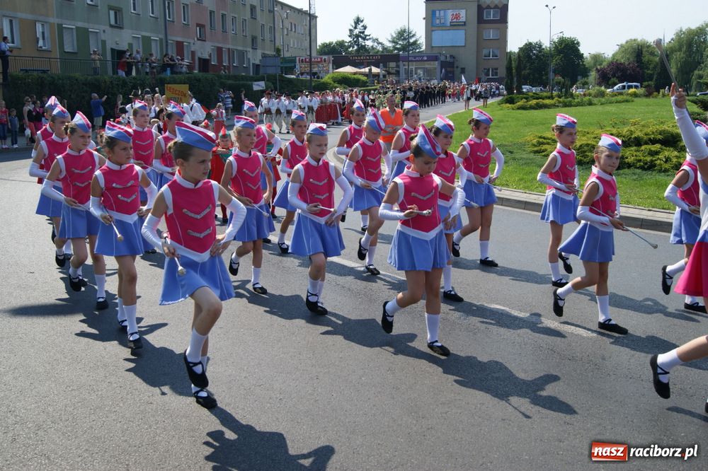 Zdjęcie w galerii na portalu naszraciborz.pl: Barwny korowód na ulicach Raciborza wiadomości z regionu