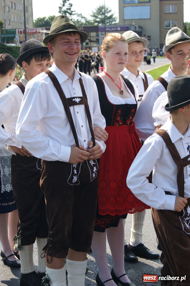 Zdjęcie w galerii na portalu naszraciborz.pl: Barwny korowód na ulicach Raciborza wiadomości z regionu