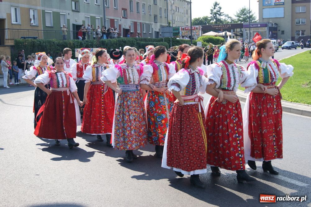 Zdjęcie w galerii na portalu naszraciborz.pl: Barwny korowód na ulicach Raciborza wiadomości z regionu