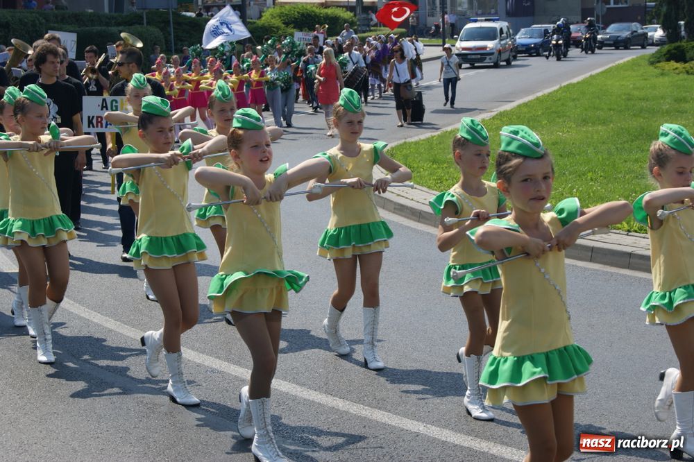 Zdjęcie w galerii na portalu naszraciborz.pl: Barwny korowód na ulicach Raciborza wiadomości z regionu