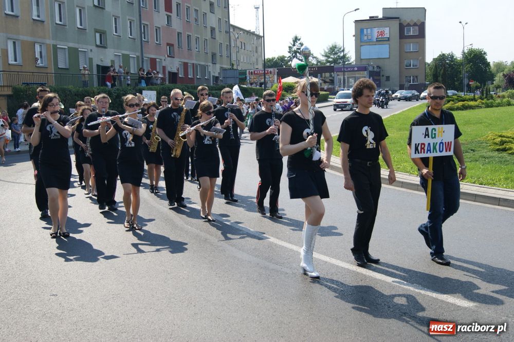 Zdjęcie w galerii na portalu naszraciborz.pl: Barwny korowód na ulicach Raciborza wiadomości z regionu