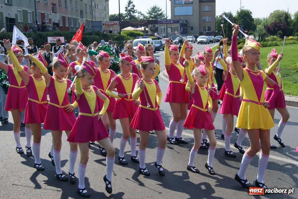 Zdjęcie w galerii na portalu naszraciborz.pl: Barwny korowód na ulicach Raciborza wiadomości z regionu
