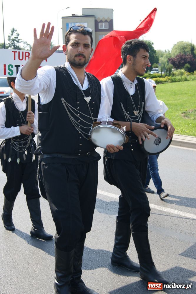 Zdjęcie w galerii na portalu naszraciborz.pl: Barwny korowód na ulicach Raciborza wiadomości z regionu