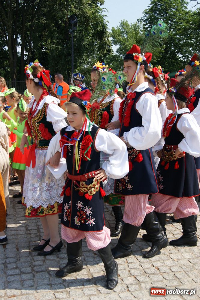 Zdjęcie w galerii na portalu naszraciborz.pl: Barwny korowód na ulicach Raciborza wiadomości z regionu