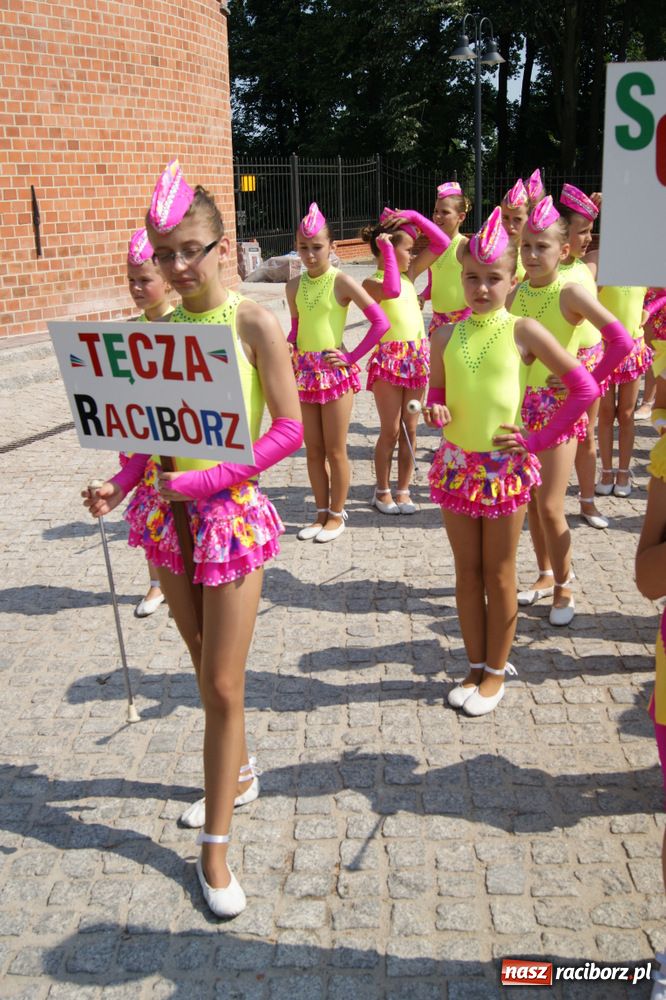 Zdjęcie w galerii na portalu naszraciborz.pl: Barwny korowód na ulicach Raciborza wiadomości z regionu