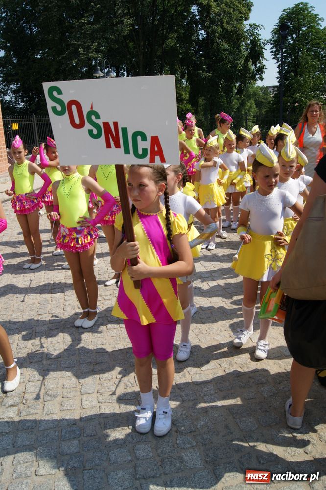 Zdjęcie w galerii na portalu naszraciborz.pl: Barwny korowód na ulicach Raciborza wiadomości z regionu
