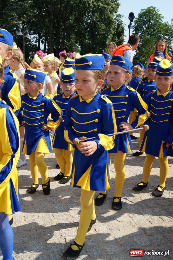 Zdjęcie w galerii na portalu naszraciborz.pl: Barwny korowód na ulicach Raciborza wiadomości z regionu