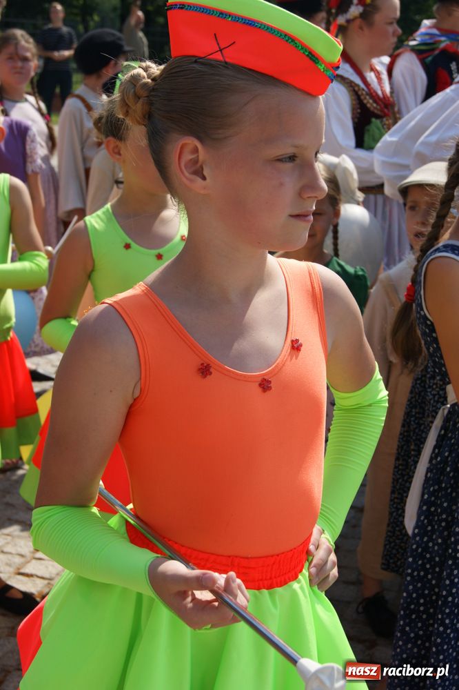 Zdjęcie w galerii na portalu naszraciborz.pl: Barwny korowód na ulicach Raciborza wiadomości z regionu