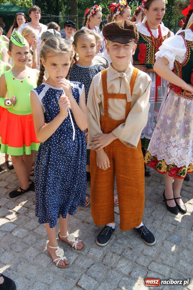 Zdjęcie w galerii na portalu naszraciborz.pl: Barwny korowód na ulicach Raciborza wiadomości z regionu