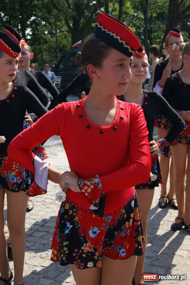 Zdjęcie w galerii na portalu naszraciborz.pl: Barwny korowód na ulicach Raciborza wiadomości z regionu