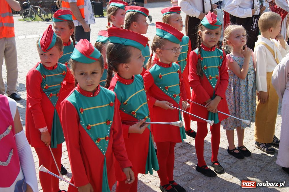 Zdjęcie w galerii na portalu naszraciborz.pl: Barwny korowód na ulicach Raciborza wiadomości z regionu