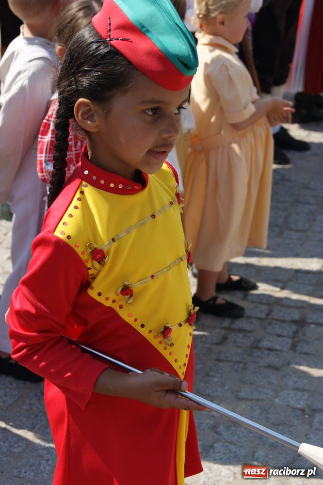 Zdjęcie w galerii na portalu naszraciborz.pl: Barwny korowód na ulicach Raciborza wiadomości z regionu