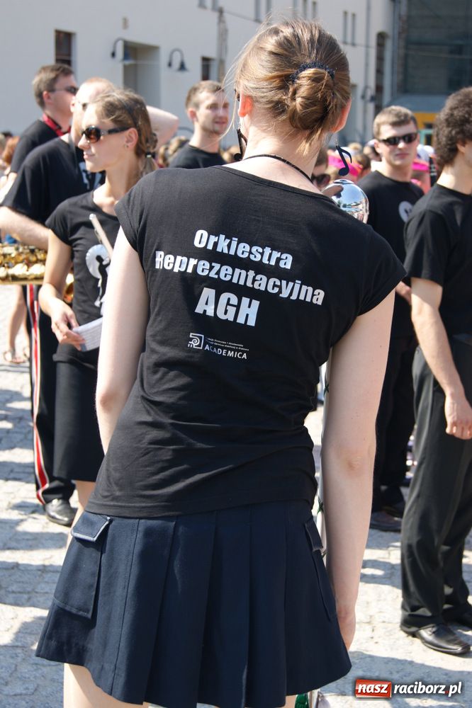 Zdjęcie w galerii na portalu naszraciborz.pl: Barwny korowód na ulicach Raciborza wiadomości z regionu