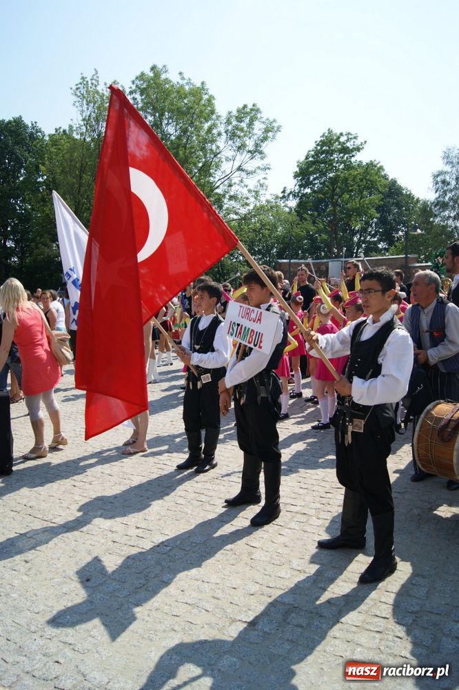 Zdjęcie w galerii na portalu naszraciborz.pl: Barwny korowód na ulicach Raciborza wiadomości z regionu
