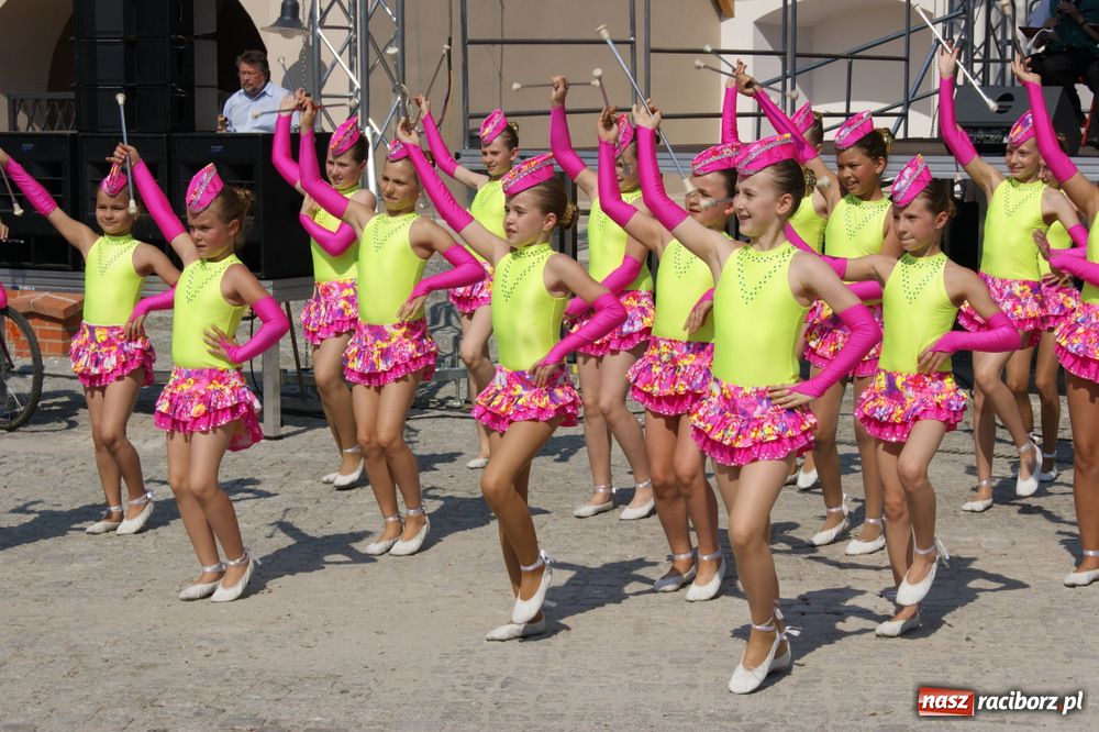 Zdjęcie w galerii na portalu naszraciborz.pl: Barwny korowód na ulicach Raciborza wiadomości z regionu