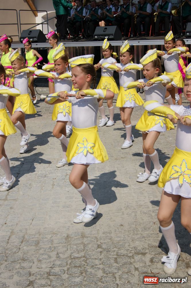 Zdjęcie w galerii na portalu naszraciborz.pl: Barwny korowód na ulicach Raciborza wiadomości z regionu