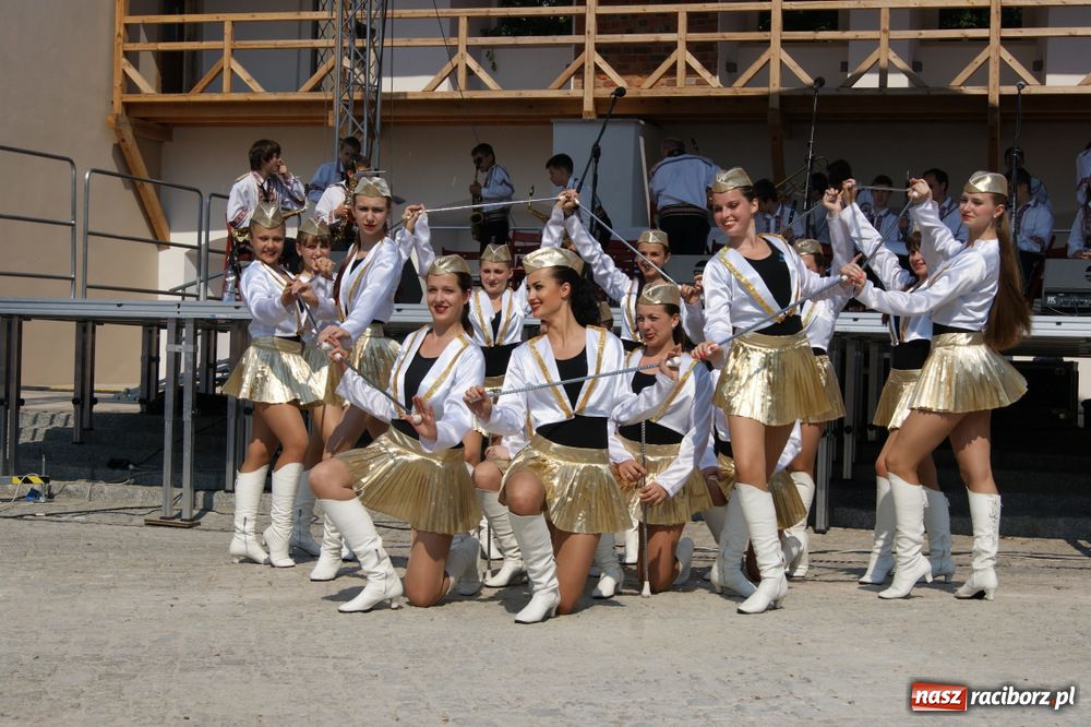 Zdjęcie w galerii na portalu naszraciborz.pl: Barwny korowód na ulicach Raciborza wiadomości z regionu