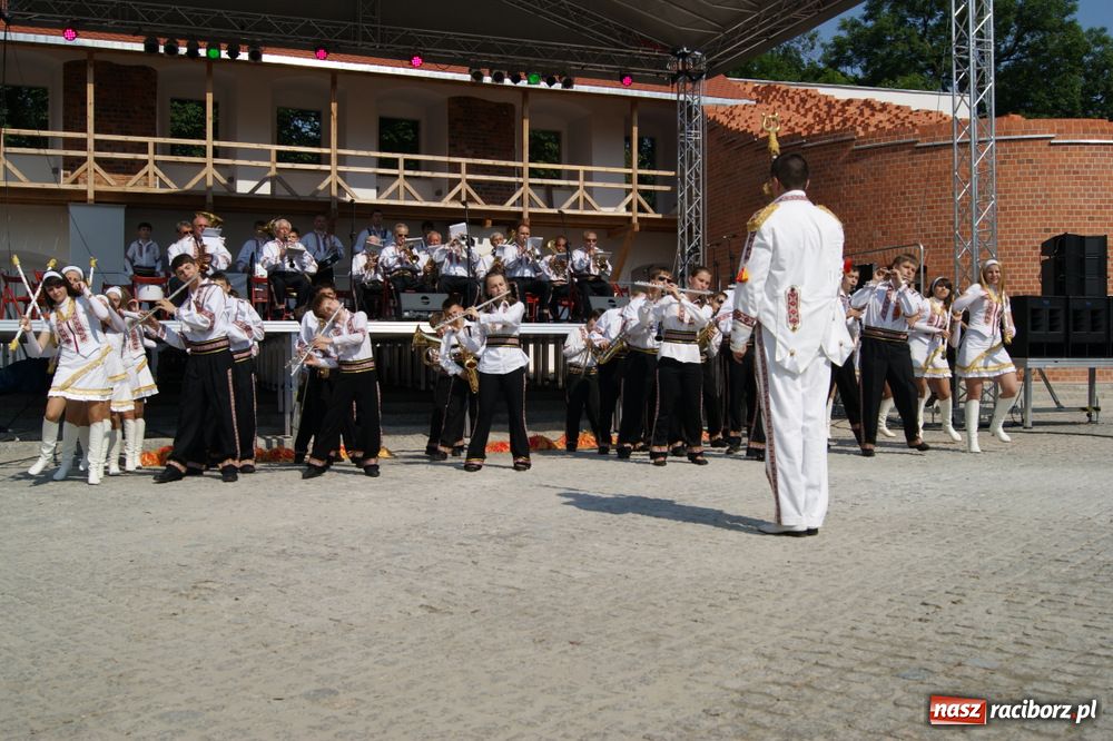 Zdjęcie w galerii na portalu naszraciborz.pl: Barwny korowód na ulicach Raciborza wiadomości z regionu