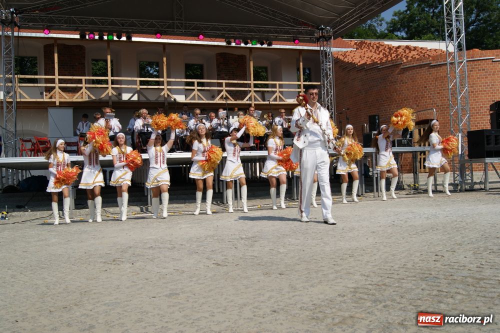 Zdjęcie w galerii na portalu naszraciborz.pl: Barwny korowód na ulicach Raciborza wiadomości z regionu