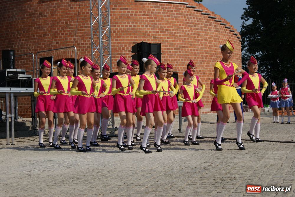 Zdjęcie w galerii na portalu naszraciborz.pl: Barwny korowód na ulicach Raciborza wiadomości z regionu