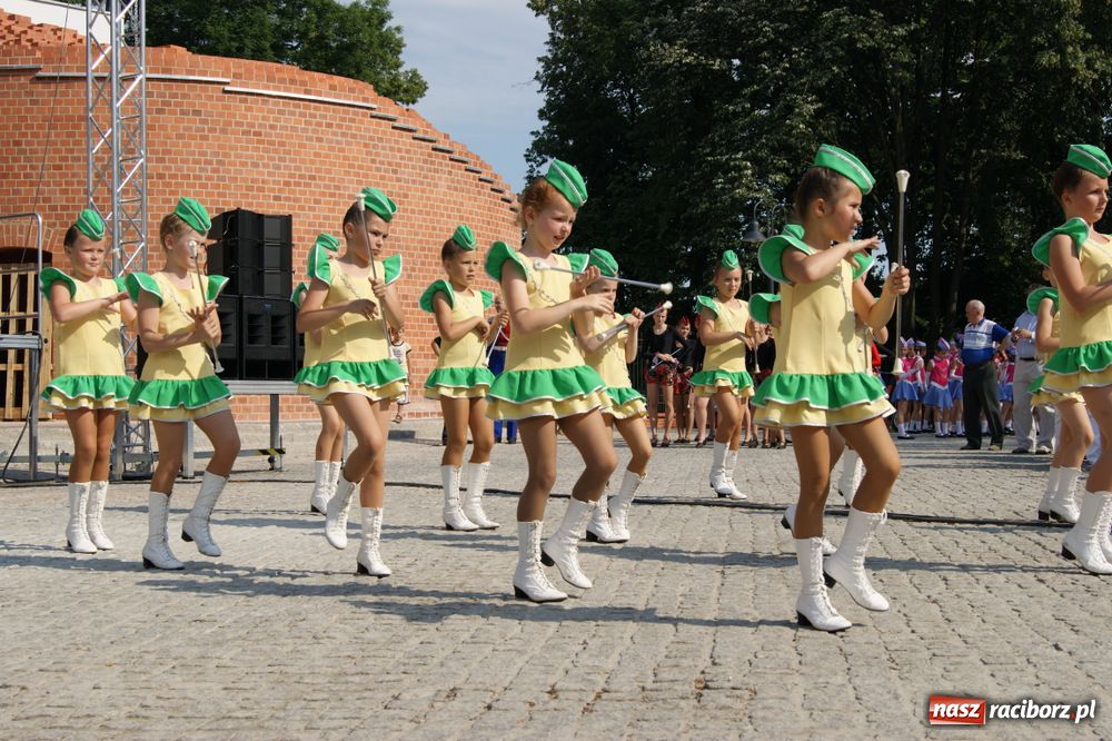 Zdjęcie w galerii na portalu naszraciborz.pl: Barwny korowód na ulicach Raciborza wiadomości z regionu