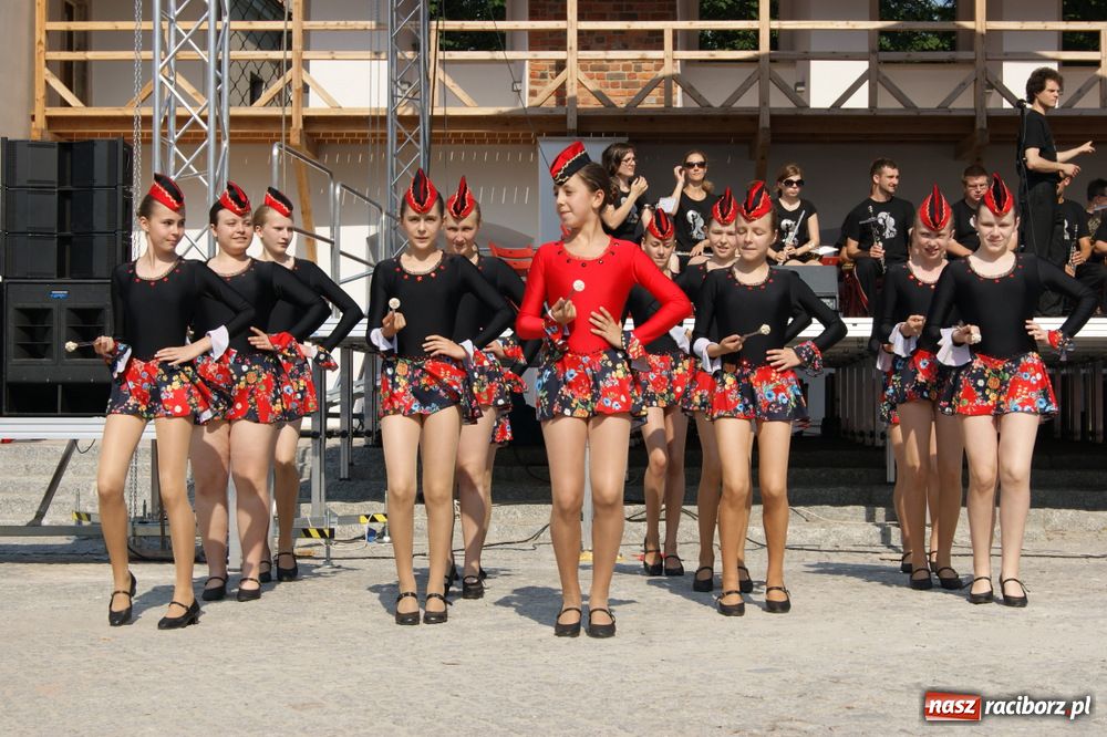 Zdjęcie w galerii na portalu naszraciborz.pl: Barwny korowód na ulicach Raciborza wiadomości z regionu