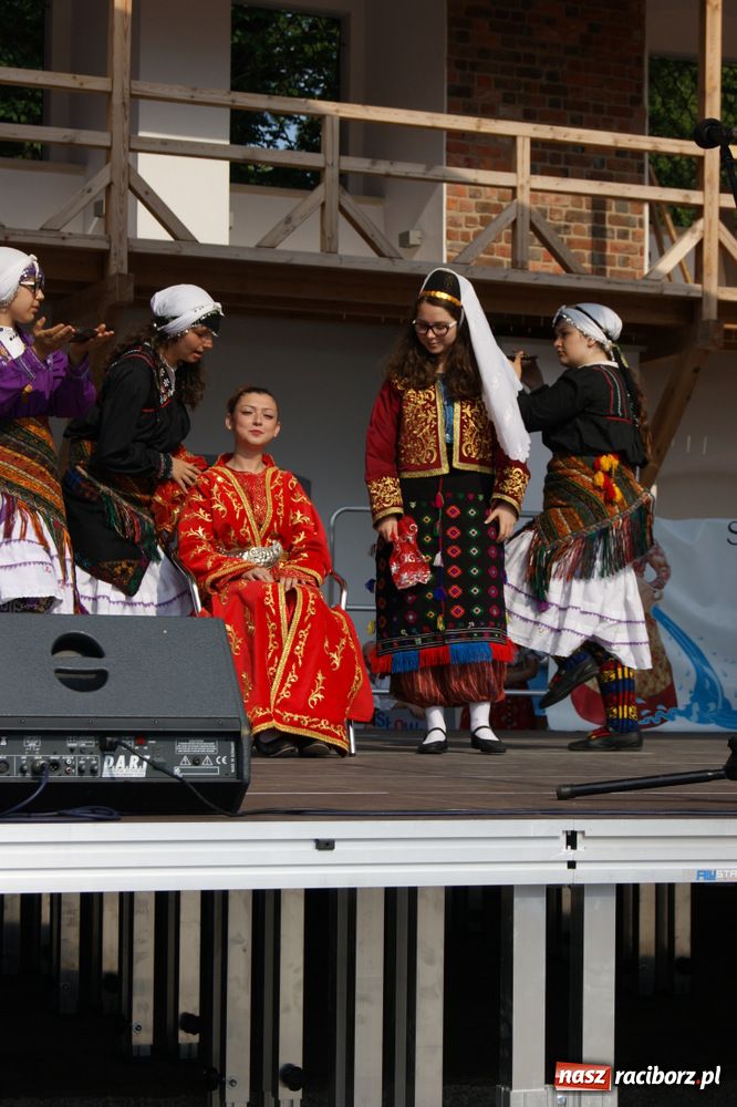 Zdjęcie w galerii na portalu naszraciborz.pl: Barwny korowód na ulicach Raciborza wiadomości z regionu