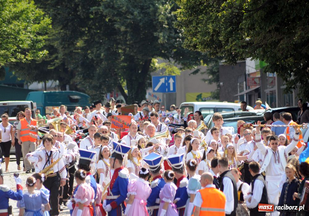 Zdjęcie w galerii na portalu naszraciborz.pl: Barwny korowód na ulicach Raciborza wiadomości z regionu
