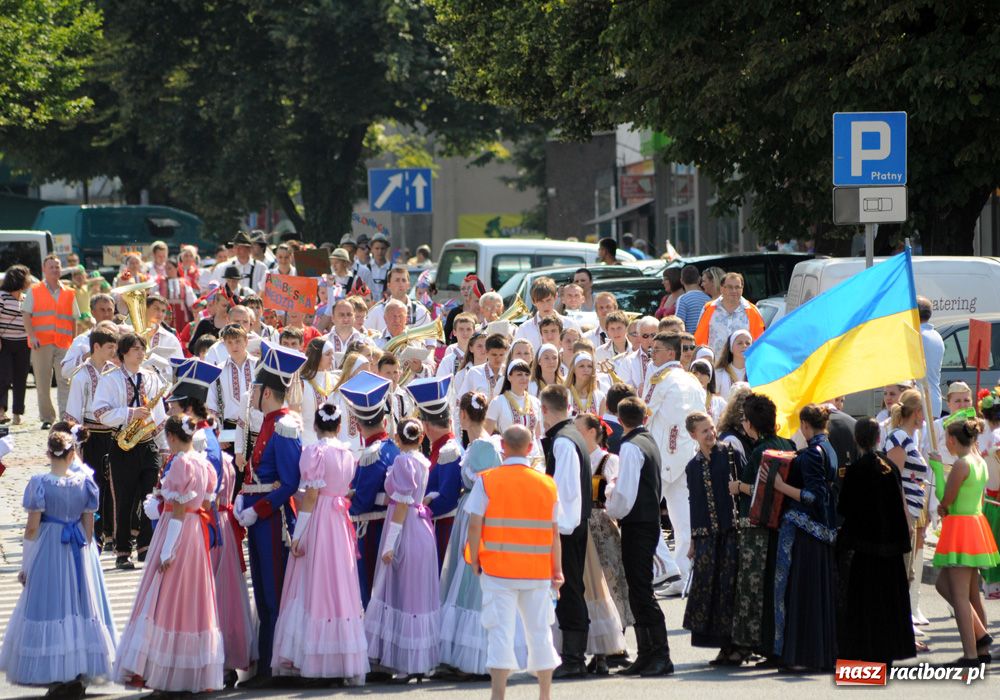 Zdjęcie w galerii na portalu naszraciborz.pl: Barwny korowód na ulicach Raciborza wiadomości z regionu