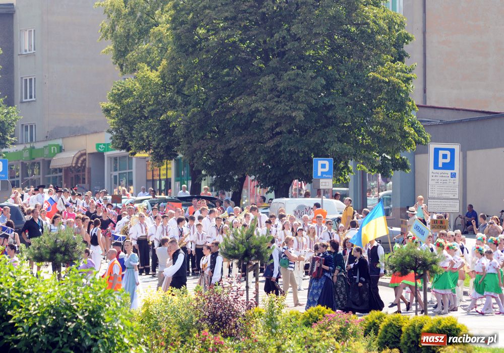 Zdjęcie w galerii na portalu naszraciborz.pl: Barwny korowód na ulicach Raciborza wiadomości z regionu