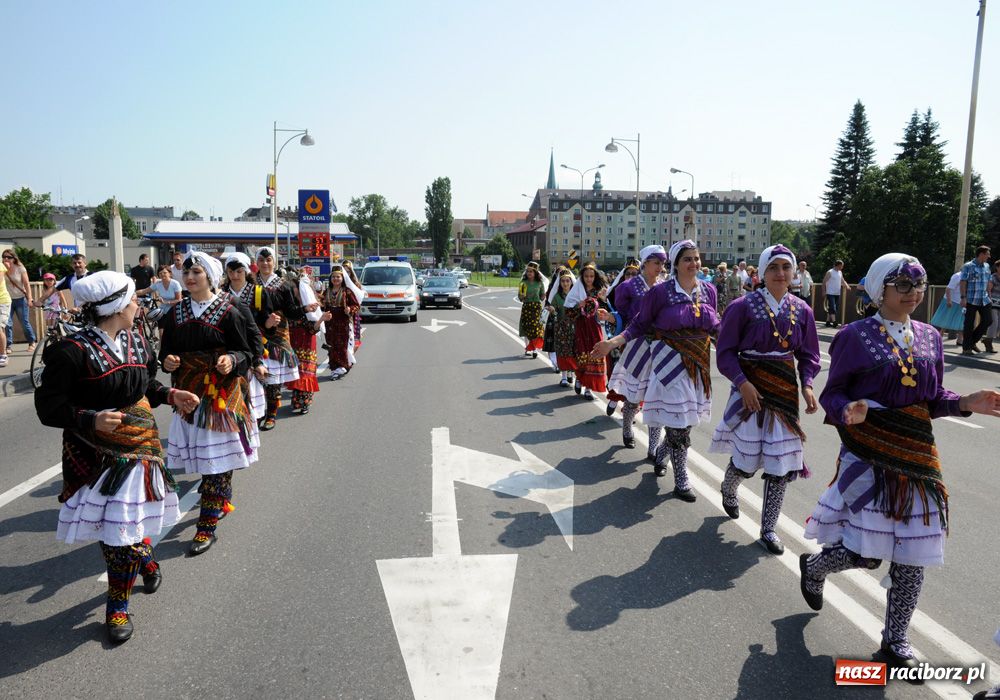 Zdjęcie w galerii na portalu naszraciborz.pl: Barwny korowód na ulicach Raciborza wiadomości z regionu