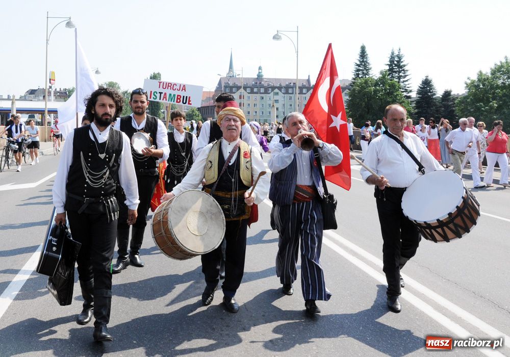 Zdjęcie w galerii na portalu naszraciborz.pl: Barwny korowód na ulicach Raciborza wiadomości z regionu