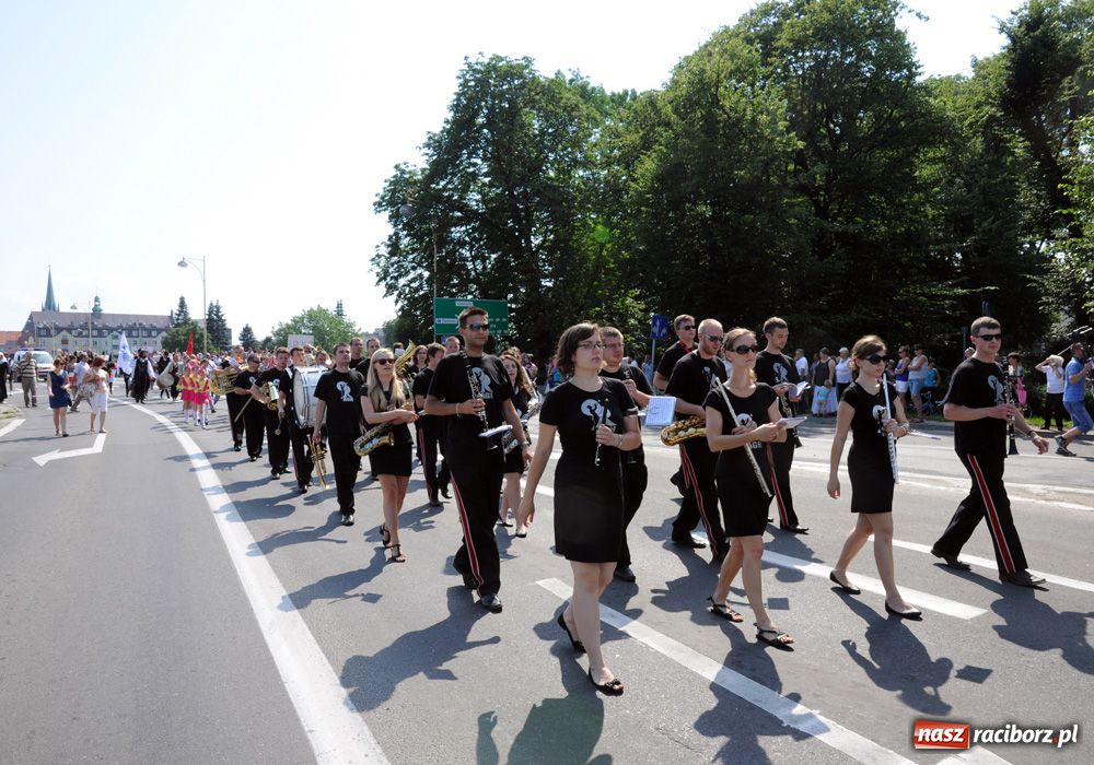Zdjęcie w galerii na portalu naszraciborz.pl: Barwny korowód na ulicach Raciborza wiadomości z regionu