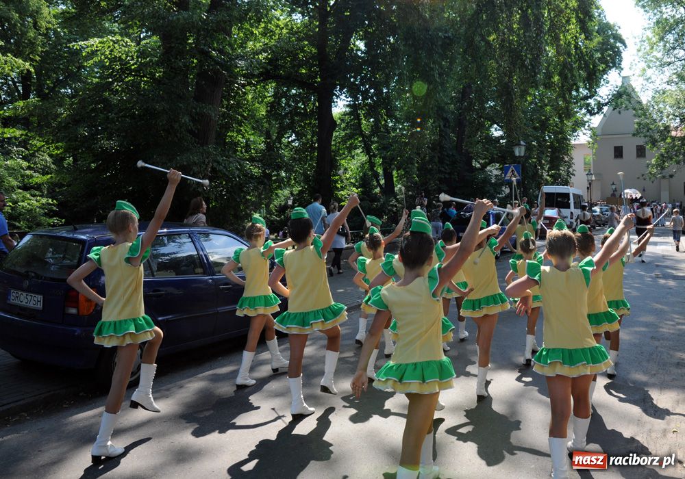 Zdjęcie w galerii na portalu naszraciborz.pl: Barwny korowód na ulicach Raciborza wiadomości z regionu