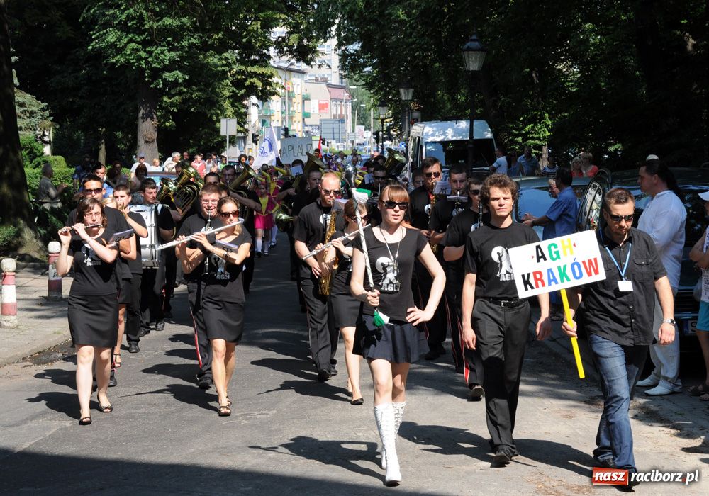 Zdjęcie w galerii na portalu naszraciborz.pl: Barwny korowód na ulicach Raciborza wiadomości z regionu