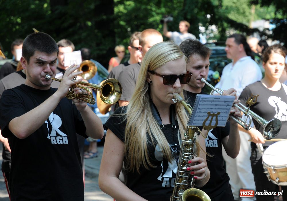 Zdjęcie w galerii na portalu naszraciborz.pl: Barwny korowód na ulicach Raciborza wiadomości z regionu