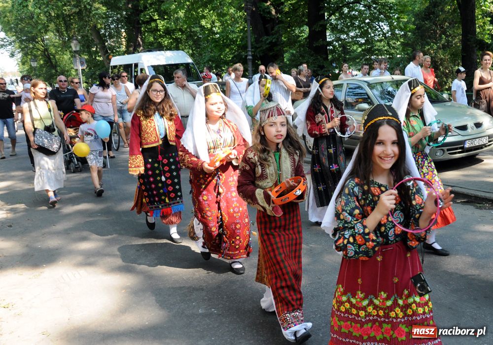 Zdjęcie w galerii na portalu naszraciborz.pl: Barwny korowód na ulicach Raciborza wiadomości z regionu