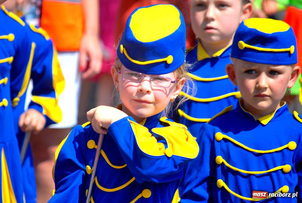 Zdjęcie w galerii na portalu naszraciborz.pl: Barwny korowód na ulicach Raciborza wiadomości z regionu