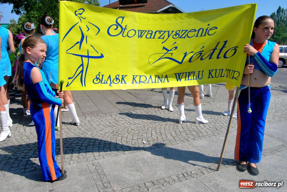 Zdjęcie w galerii na portalu naszraciborz.pl: Barwny korowód na ulicach Raciborza wiadomości z regionu