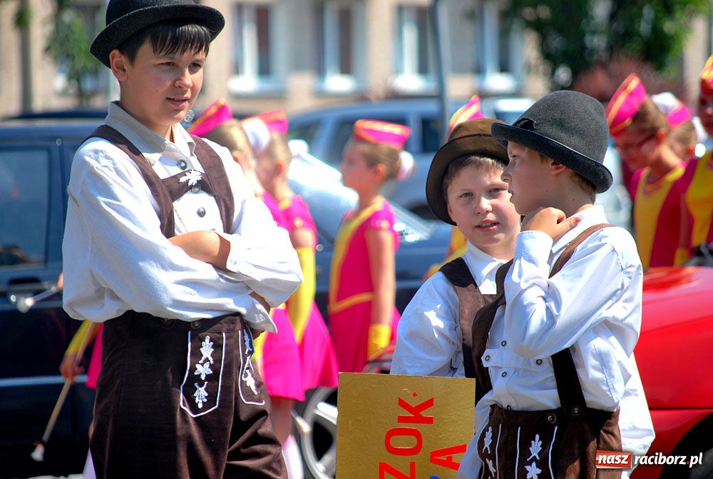 Zdjęcie w galerii na portalu naszraciborz.pl: Barwny korowód na ulicach Raciborza wiadomości z regionu