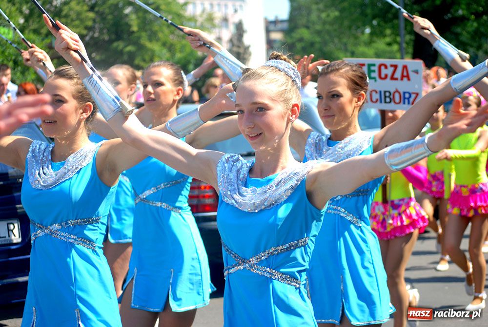 Zdjęcie w galerii na portalu naszraciborz.pl: Barwny korowód na ulicach Raciborza wiadomości z regionu