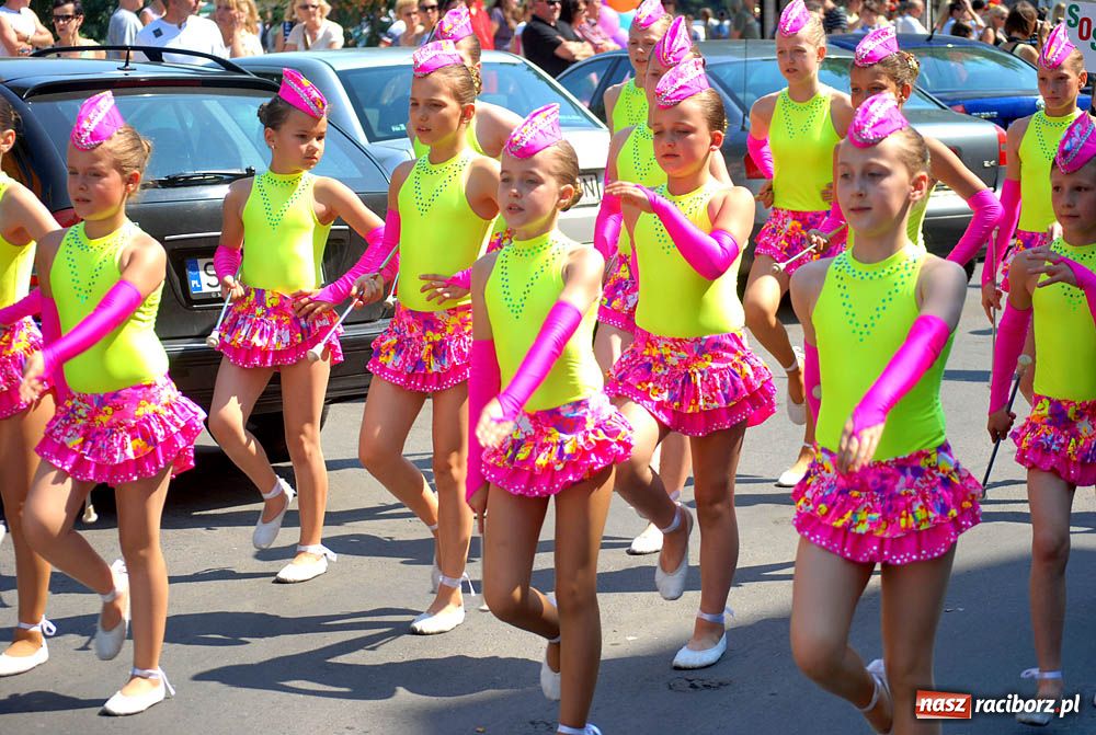Zdjęcie w galerii na portalu naszraciborz.pl: Barwny korowód na ulicach Raciborza wiadomości z regionu