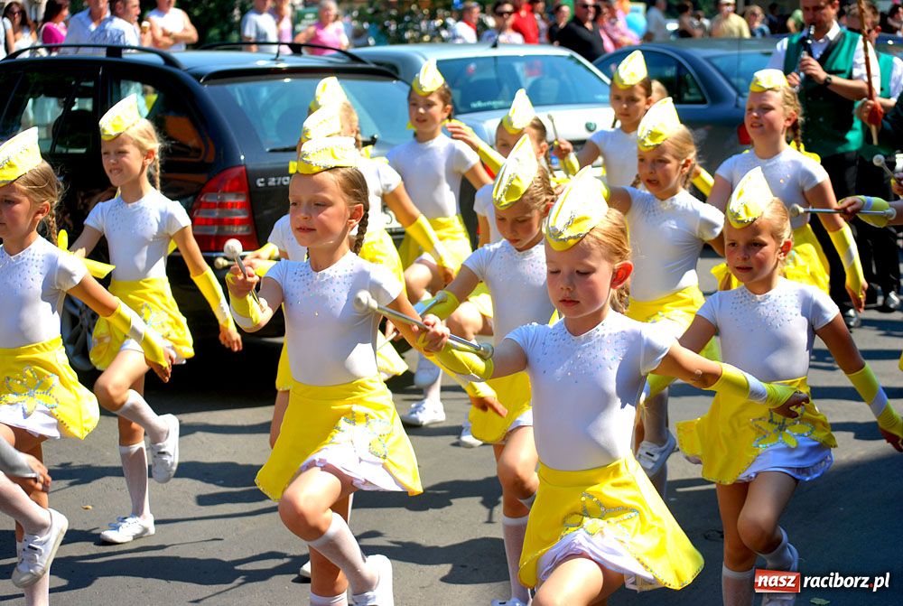 Zdjęcie w galerii na portalu naszraciborz.pl: Barwny korowód na ulicach Raciborza wiadomości z regionu