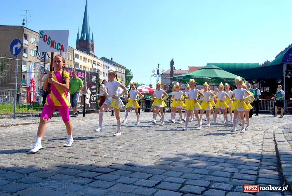 Zdjęcie w galerii na portalu naszraciborz.pl: Barwny korowód na ulicach Raciborza wiadomości z regionu