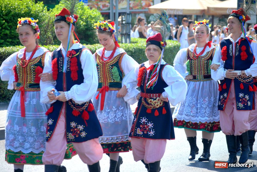 Zdjęcie w galerii na portalu naszraciborz.pl: Barwny korowód na ulicach Raciborza wiadomości z regionu